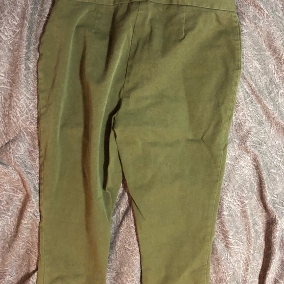 🔵Army Green Capris🔵 - Picture 2 of 3